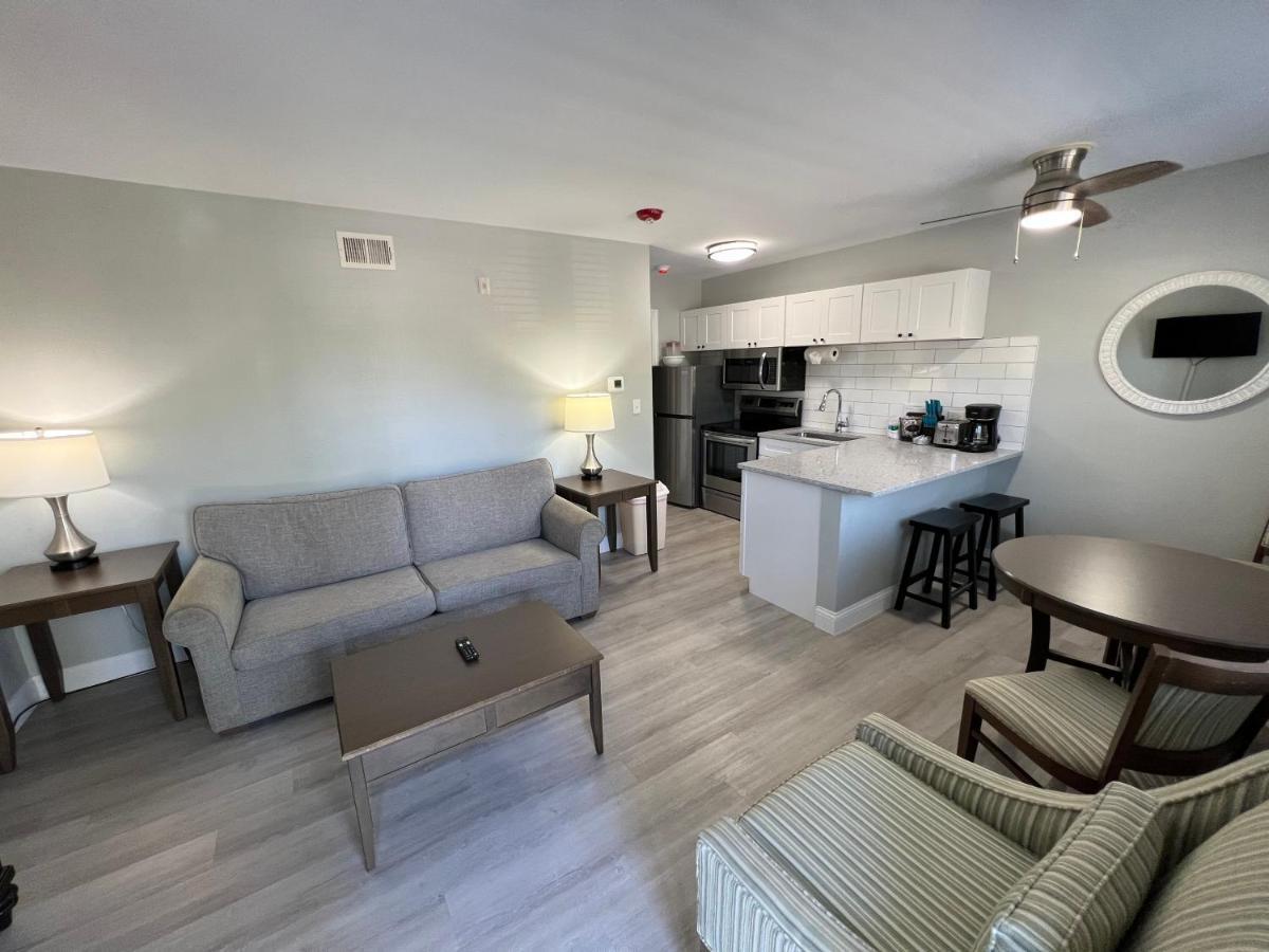 One-Bedroom Queen Suite with Lake View,1365136685:JPEG